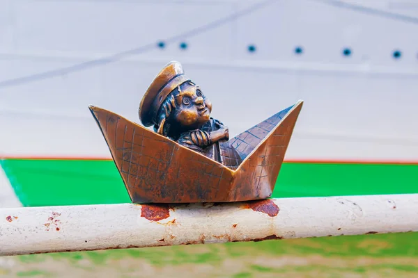 Miniatuur Bronzen Beeldje Van Een Homlin Een Boot Kaliningrad Rusland Stockafbeelding