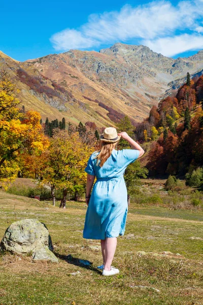 Kobieta Turystka Górach Abchazji Pozytywność Ciała Zdrowie Psychiczne Wspaniały Jesienny — Zdjęcie stockowe