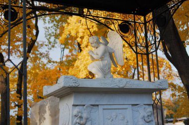 Rus mezarlığındaki kadim mezarda bir melek, sonbahar..