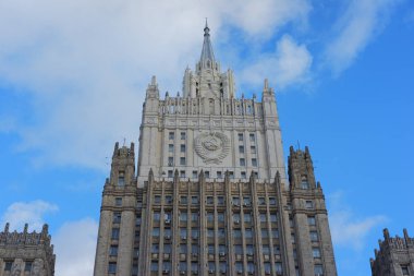 Dışişleri Bakanlığı 'nın Kasım ayında arka planında mavi bir gökyüzü, Moskova, Rusya