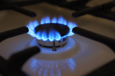 Mutfaktaki gaz ocağında doğal gaz yanıyor.
