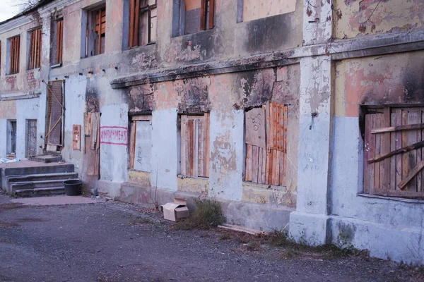 Een Lelijk Oud Huis Voor Herontwikkeling Met Afzetting Graffito Vlak — Stockfoto