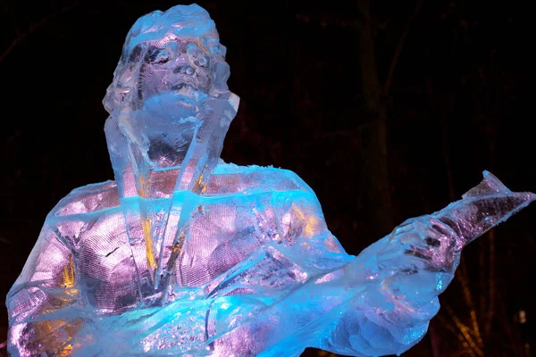 Bir çizgi film karakterinin buz heykeli (Bremen kasabası müzisyenleri), Zvenigorod, Moskova bölgesi, Rusya