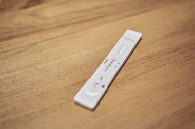 Coronavirus test kiti. Pozitif bir korona hızlı testinin kapanışı.