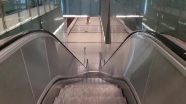 Metro istasyonunda yürüyen merdiven. Bir metro istasyonunda merdiven çıkıyor..