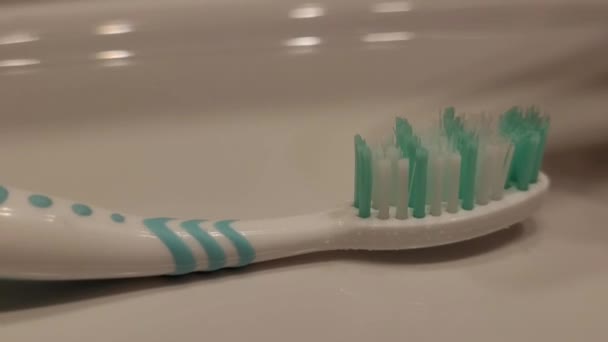 Fechar Uma Escova Dentes Com Pasta Dentes — Vídeo de Stock