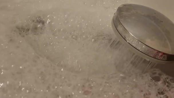 Köpüklü Bir Küvete Yakın Çekim Köpük Banyosunun Kapanışı — Stok video