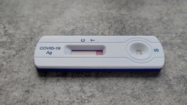 Corona hızlı testinin yakın çekimi. Coronavirus test kiti.