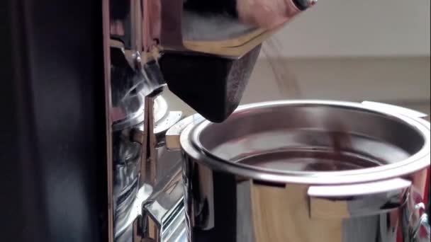 咖啡研磨机的闭锁 电动咖啡研磨机的闭锁 — 图库视频影像