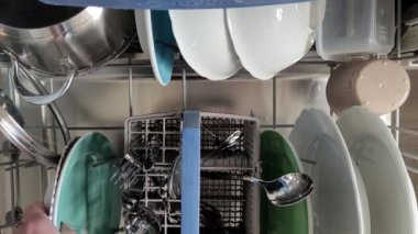 Bulaşık makinesini boşaltan birinin yakın çekimi..