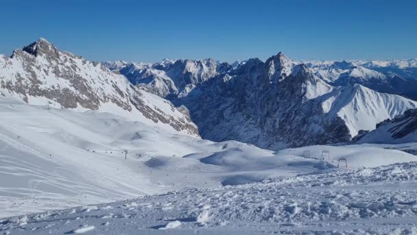 Panorama Estación Esquí Los Alpes Alemanes Esquiadores Una Pendiente Día — Vídeo de stock