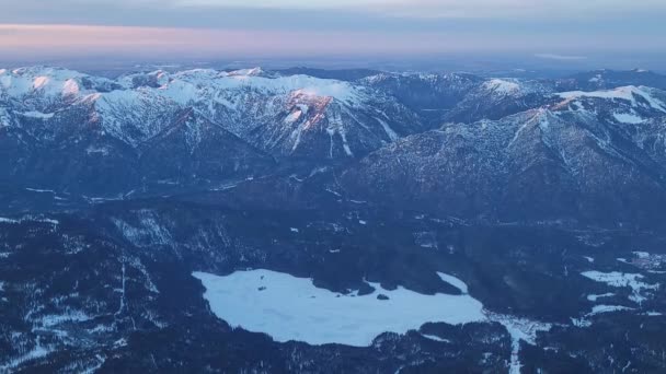 Flygfoto Frusen Fjällsjö Alperna Utsikt Från Toppen Tyskland — Stockvideo