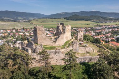 Lucenec yakınlarındaki Güney Slovakya 'daki Gotik İlahi Kale' nin havadan görünüşü bulutlu gökyüzü arkaplanıyla restorasyon altında 