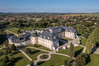 Edeleny 'deki Coburg L' Huillier barok sarayının havadan görünüşü ve restore edilmiş Fransız bahçesi.  
