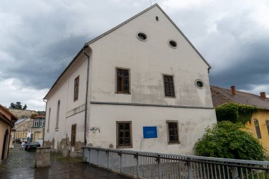 Macaristan 'da terk edilmiş bir sinagog. Şehir merkezini geçen küçük bir nehrin üzerindeki köprünün yanında.