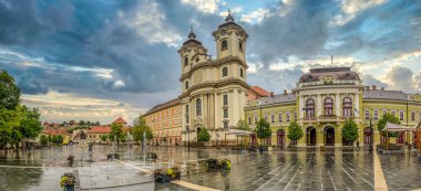 Dobo Meydanı 'nın barok kilisesiyle panoramik manzarası Macaristan' da şatonun fırtınalı havası.