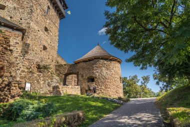 Güney Slovakya 'daki ortaçağ Filakovo Füle şatosunun havadan görüşü.