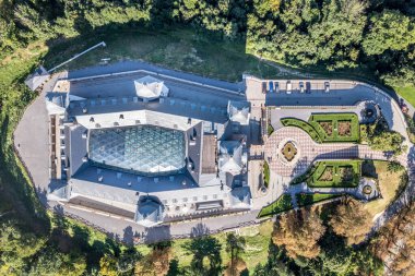 Halic kalesinin avlusunun üstündeki cam çatı, kulelerin üzerinde barok bir çatı.