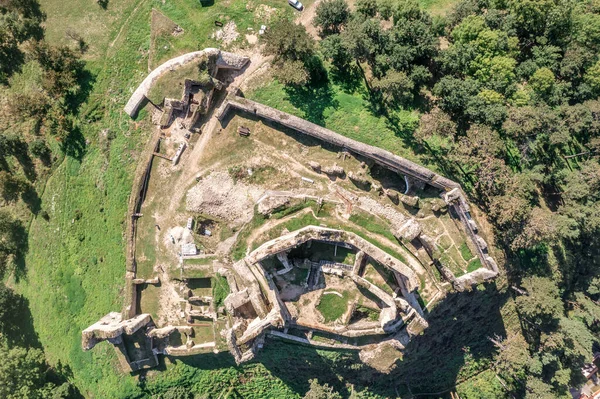 南スロバキアの中世部分的に復元された城の廃墟の空中トップダウンビュー — ストック写真