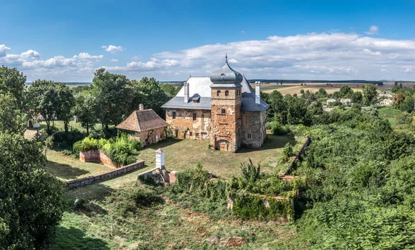 中世の要塞化された城の空中ビューヤノシャザのエルディマナーハウス 復元されたタマネギの形の屋根と青い空を持つVas郡ハンガリー 乾燥した堀に囲まれて — ストック写真