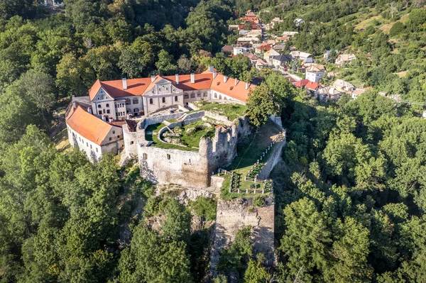 ゴシック様式の丘の上の空中パノラマビューは 村の上の南スロバキアで Kekko モドライ仮面やブルーストーンを破壊しました — ストック写真