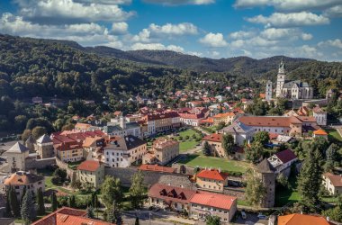 Kremnica 'nın havadan görünüşü, önemli altın madenlerinin üzerine inşa edilmiş iyi korunmuş ortaçağ kasabası, dünyanın hala çalışan en eski nane şekeri, güçlendirilmiş St. Catherine Gotik Kilisesi, şehir duvarları.