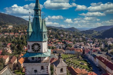 Kremnica 'daki Gotik St. Caterina kilisesinin havadan görünüşü, iki duvarla çevrili, gözetleme kuleleri, kapı kuleleri, ortaçağ duvarlı şehir merkezinin yukarısında altın madenlerini koruyan hendek.