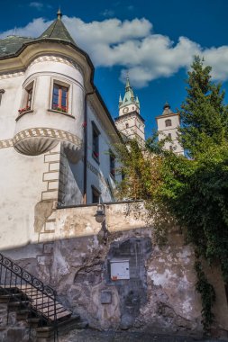 Kremnica Slovakya 'da taretli eski ortaçağ Rönesans evi. Arka planda kilise çan kulesi var.