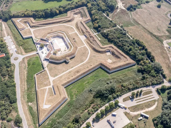 村や星の砦の空中ビューは 国境の周りの大規模な複雑な要塞システムの一部でKomaromハンガリーのケースメイトと新しく復元された要塞マルチ機能会議センター — ストック写真
