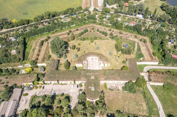 スロバキアの要塞町コマルノ周辺のナドル線の再建要塞の空中ビュー — ストック写真