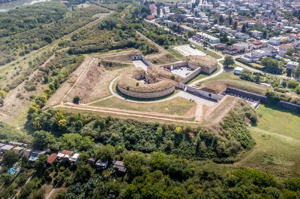 スロバキアの要塞町コマルノ周辺のナドル線の再建要塞の空中ビュー — ストック写真