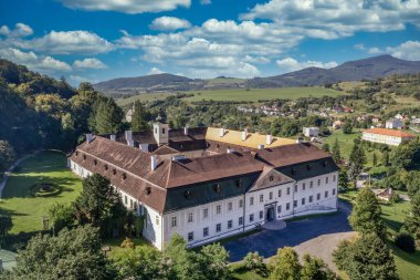 Slovakya 'daki Banska tiavnica yakınlarındaki Svaty Anton Antol' daki barok tarzı malikanenin havadan görünüşü. 
