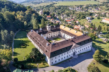 Slovakya 'daki Banska tiavnica yakınlarındaki Svaty Anton Antol' daki barok tarzı malikanenin havadan görünüşü. 