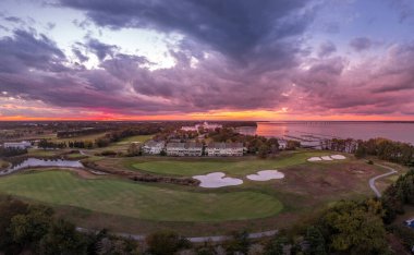 Cambridge Maryland 'de golf sahası olan Hyatt lüks otelinin hava manzaralı dramatik gün batımı gökyüzü