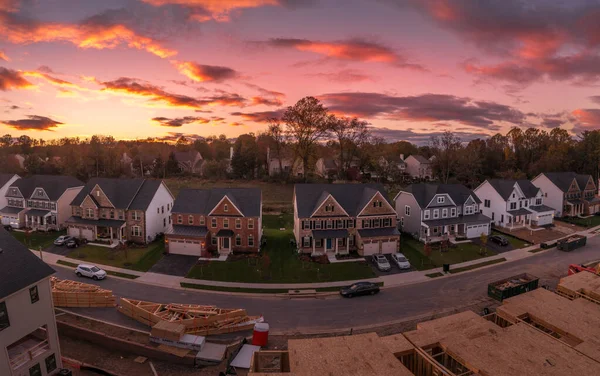 Vista Aérea Novo Bairro Americano Com Moradias Casas Unifamiliares Durante — Fotografia de Stock