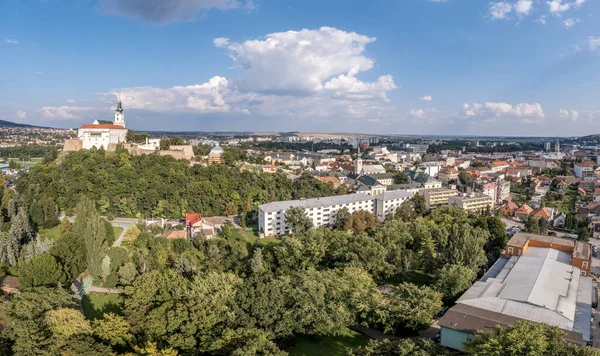 Вид Повітря Місто Нітра Центральній Словаччині Величним Замком Пагорбі Сучасною — стокове фото