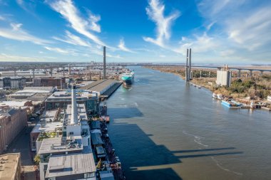  Talmadge Anıt Köprüsü, Savannah, GA ve Hutchinson Adaları arasındaki Savannah Nehri 'ni kapsayan ve bulutlu mavi gökyüzü olan bir köprü.