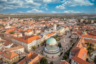 Macaristan 'ın Baranya şehrindeki Pecs kentinin havadan görünüşü Belvarosi kilisesi eski yeşil kubbe camisi, Szechenyi meydanı, belediye binası ve bulutlu mavi gökyüzü olan tarihi binalar.