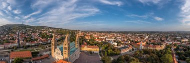 Aziz 'in havadan görünüşü. Peter ve Paul 'un Katedral Bazilikası (İngilizce: Peter and Paul' s Cathedral Basilica) Katolik kilisesinin dramatik gökyüzü ve şehir duvarlarıyla Pecs piskoposluğunun katedrali olarak hizmet veren dini bir binasıdır.