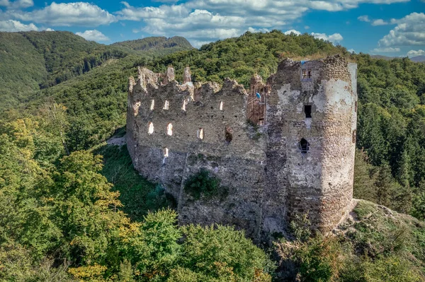 Vista Aérea Bajo Restauración Medieval Castillo Sasovsky Sobre Río Hron —  Fotos de Stock