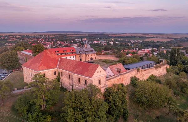 중세의 요새화 수도원 페츠바르드 헝가리바라냐 게이트 하우스 하늘의 — 스톡 사진