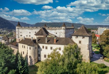 Zvolen Zolyom Gotik 'in hava manzarası - Rönesans şatosu dört kuleye sahip iç sarayı, Slovakya' da mavi gökyüzü kapısı