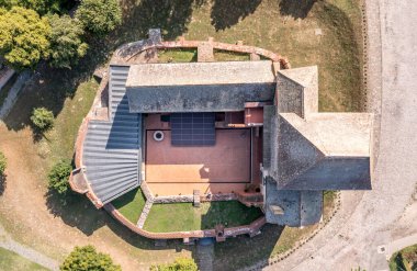 Ortaçağ Gotik Simontornya kalesinin havadan görünüşü Macaristan 'ın Tolna ilçesindeki Sio nehri üzerindeki haçı koruyor. Donjon, saray, tuğla duvarlar mavi bulutlu gökyüzü