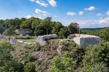 Kuzey Macaristan 'ın Szogliget köyünün yukarısındaki ortaçağ şatosunun hava manzarası Slovakya sınırı boyunca kazılmış ve yeni muhafaza edilmiş Szadvar' ı harap ediyor.