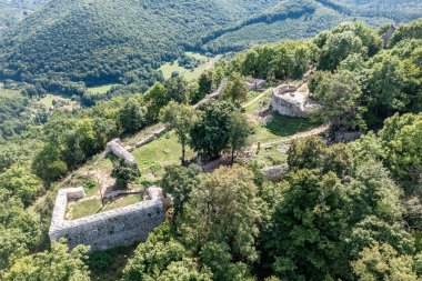 Kuzey Macaristan 'ın Szogliget köyünün yukarısındaki ortaçağ şatosunun hava manzarası Slovakya sınırı boyunca kazılmış ve yeni muhafaza edilmiş Szadvar' ı harap ediyor.