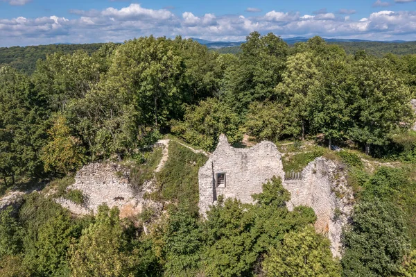 Vista Aérea Ruína Medieval Castelo Szadvar Acima Aldeia Szogliget Norte — Fotografia de Stock