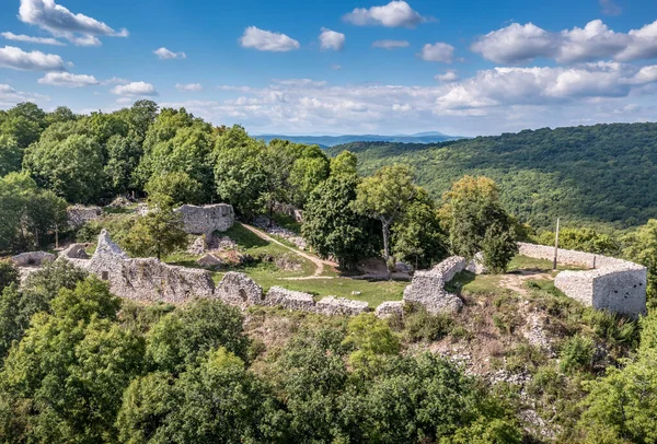 Vista Aérea Ruína Medieval Castelo Szadvar Acima Aldeia Szogliget Norte — Fotografia de Stock