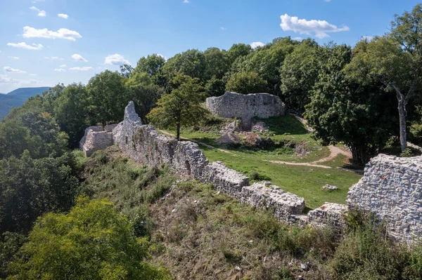 Vista Aérea Ruina Del Castillo Medieval Szadvar Sobre Pueblo Szogliget —  Fotos de Stock