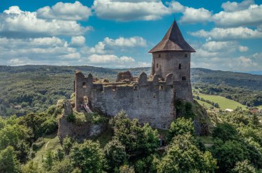 Slovakya ile Macaristan arasındaki Somosko ortaçağ şatosunun üçgen şekilli bir tepede ve birinin çatısı olan üç yuvarlak kuleli havadan görünüşü