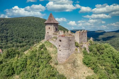 Slovakya ile Macaristan arasındaki Somosko ortaçağ şatosunun üçgen şekilli bir tepede ve birinin çatısı olan üç yuvarlak kuleli havadan görünüşü